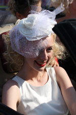 девушка с белой вуалью (Парад блондинок в Минске, 31.05.2011). вуаль (наряды и образы: белая шляпа, белая вуаль)
