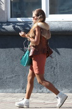 Осіння вулична мода в великому поліському місті (наряди й образи: бірюзова сумка)