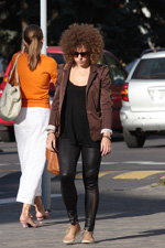 Moda uliczna w Homlu. 09/2014 (ubrania i obraz: żakiet brązowy, tunika czarna, okulary przeciwsłoneczne, skórzane legginsy czarne)