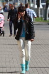 Осенняя уличная мода в большом полесском городе (наряды и образы: белые джинсы, голубой топ, бирюзовые перфорированные сапоги, чёрная кожаная куртка)