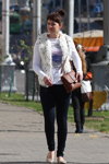 Moda uliczna w Homlu. 09/2014 (ubrania i obraz: kamizelka futrzana biała, pulower biały, torebka brązowa, żakiet biały, kozaki białe perforowane)