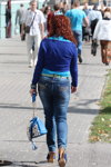 Осенняя уличная мода в большом полесском городе (наряды и образы: голубая сумка)
