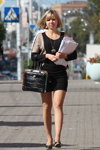 Осіння вулична мода в великому поліському місті (наряди й образи: чорна сукня міні, чорна сумка, чорні туфлі)