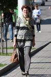 Осенняя уличная мода в большом полесском городе (наряды и образы: серые брюки)