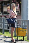 Straßenmode in Gomel. 09/2014 (Looks: blaue Handtasche, rosaner Pullover, schwarze Pumps, Mini Rock, blonde Haare)