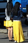 Осенняя уличная мода в большом полесском городе (наряды и образы: желтая юбка макси плиссе, синяя джинсовая куртка)