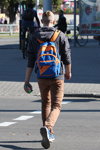 Осенняя уличная мода в большом полесском городе (наряды и образы: коричневые джинсы, синий рюкзак)