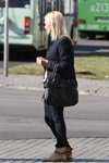 Осіння вулична мода в великому поліському місті (наряди й образи: чорна сумка, блонд (колір волосся))
