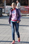 Осенняя уличная мода в большом полесском городе (наряды и образы: синие джинсы, лиловая куртка)