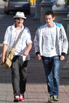 Осенняя уличная мода в большом полесском городе (наряды и образы: белая шляпа, белая рубашка, чёрные джинсы, красные кроссовки, синие джинсы, белая футболка)