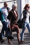 Moda uliczna w Homlu. 09/2014 (ubrania i obraz: sukienka w kratę, żakiet dzianinowy brązowy)