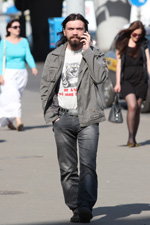 Moda uliczna wiosenna w Mińsku. Rok 2014. Upalnie (ubrania i obraz: koszulka z nadrukiem biała, jeansy szare, kurtka dżinsowa szara)