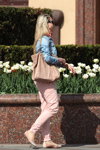 Straßenmode in Minsk. 04/2014 (Looks: rosane Hose, himmelblaue Jeansjacke, hautfarbene Handtasche, blonde Haare, Sonnenbrille)