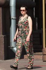 Moda uliczna wiosenna w Mińsku. Rok 2014. Upalnie (ubrania i obraz: kombinezon kwiecisty, balerinki czarne)