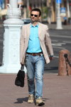 Весняна вулична мода в Мінську. Рік 2014. Спекотно (наряди й образи: бірюзова сорочка, бежевий піджак, чорна сумка, коричневий ремінь, пісочні кросівки, блакитні джинси)