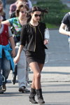 Moda en la calle en Minsk. 04/2014 (looks: americana negra, vestido negro corto, , gafas de sol)