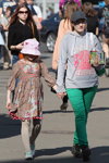 Moda uliczna wiosenna w Mińsku. Rok 2014. Upalnie (ubrania i obraz: spodnie zielone, bluza z kapturem szara, bejsbolówka czarna)