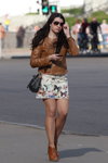 Moda en la calle en Minsk. 04/2014 (looks: bolso negro, gafas de sol, botines de tacón marrónes, falda blanca corta estampada, pantis transparentes cueros, cazadora de piel marrón)