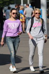 Straßenmode in Minsk. 04/2014 (Looks: Sonnenbrille, lila Pullover, schwarzer Gürtel, blaue Jeans, weiße Sneakers, Sonnenbrille, weiße Sneakers, grauer Sportkleidung)