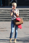 Moda uliczna wiosenna w Mińsku. Rok 2014. Upalnie (ubrania i obraz: bluzka szara, jeansy błękitne, torebka cielista, blond (kolor włosów), godzinnik, krótka fryzura)