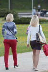 Весняна вулична мода в Мінську. Рік 2014. Спекотно (наряди й образи: блонд (колір волосся), смугастий синьо-білий джемпер, червоні брюки, білий джемпер, блонд (колір волосся))