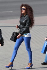 Moda en la calle en Minsk. 05/2014 (looks: , zapatos de tacón azul claro, jeggings azul claro, cazadora de piel negra, gafas de sol)