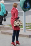 Straßenmode in Minsk. 05/2014 (Looks: rote Stiefeletten, blaue Jeans)