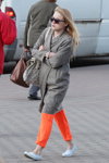 Moda en la calle en Minsk. 05/2014 (looks: pantalón naranja, abrigo gris, bolso gris)