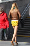 Весняна вулична мода в Мінську. Рік 2014. Прохолодно (наряди й образи: коричнева шкіряна куртка, жовта спідниця міні, коричневі туфлі)