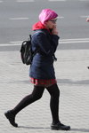 Straßenmode in Minsk. 05/2014 (Looks: blaue Jacke, schwarzer Rucksack, schwarze Pumps, schwarze Strumpfhose mit Strumpfimitationen, Gefärbte Haare, roter Mini Tartan-Rock)