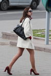Moda en la calle en Minsk. 05/2014 (looks: abrigo blanco corto, bolso negro, zapatos de tacón burdeos)