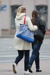 Moda uliczna w Mińsku. Czerwiec 2014 (ubrania i obraz: torebka pasiasta niebiesko-biała, płaszcz beżowy, jeansy niebieskie)