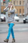 Straßenmode in Minsk. 06/2014 (Looks: grauer Pullover, türkise Jeans, graue Stiefeletten)