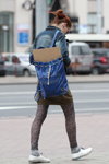 Moda en la calle en Minsk. 06/2014 (looks: bolso azul, cazadora denim azul, falda kaki, , bollo, , calcetines grises, zapatos de tacón blancos)