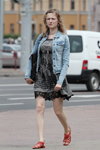 Moda en la calle en Minsk. 06/2014 (looks: cazadora denim azul claro, vestido con flores gris, sandalias rojas)