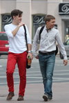 Moda uliczna w Mińsku. Czerwiec 2014 (ubrania i obraz: pulower biały, jeansy czerwone, koszula szara, jeansy niebieskie, botki brązowe, rzemień czarny)