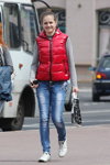 Moda uliczna w Mińsku. Czerwiec 2014 (ubrania i obraz: jeansy błękitne, kamizelka czerwona pikowana, buty sportowe białe, pulower szary)