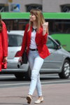 Moda en la calle en Minsk. 06/2014 (looks: americana roja, top blanco, vaquero azul claro, zapatos de tacón blancos)