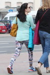 Moda uliczna w Mińsku. Czerwiec 2014 (ubrania i obraz: torebka musztardowa, legginsy z nadrukiem)