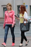 Moda en la calle en Minsk. 06/2014 (looks: sneakers rosas, chaqueta de deporte rosa, vaquero azul, cárdigan blanco, top amarillo, pantalón negro, bolso negro, bailarinas negras, )