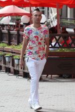 Moda en la calle en Minsk. 08/2014 (looks: camiseta con flores, pantalón blanco)