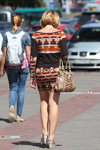 Moda en la calle en Minsk. 08/2014 (looks: vestido marrón corto estampado, sandalias de tacón de cuña)