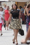 Moda en la calle en Minsk. 08/2014 (looks: falda beis con flores, , bolso negro, sandalias de tacón de cuña)