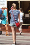 Moda en la calle en Minsk. 08/2014 (looks: short denim azul claro, bolso rojo, cola de caballo)