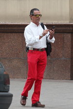Вулична мода в Мінську. Початок осені. Рік 2014 (наряди й образи: біла сорочка, коричневий ремінь, сонцезахисні окуляри, червоні джинси, коричневі туфлі)