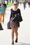 Moda uliczna w Mińsku. 09/2014 (ubrania i obraz: pulower czarny, spódnica mini pasiasta wielokolorowa)
