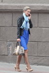 Вулична мода в Мінську. Початок осені. Рік 2014 (наряди й образи: блакитний шарф, сіня сукня, бежеві туфлі, тілесні прозорі колготки, чорна шкіряна куртка)