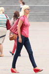 Moda uliczna w Mińsku. 09/2014 (ubrania i obraz: jeansy niebieskie, bluzka różowa, półbuty na koturnie czerwone, blond (kolor włosów))
