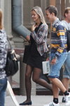 Вулична мода в Мінську. Початок осені. Рік 2014 (наряди й образи: картатий жакет, чорна сукня, чорні колготки, смугастий джемпер, блакитні джинсові шорти, чорні шкарпетки, білі кросівки)