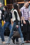 Вулична мода в Мінську. Початок осені. Рік 2014 (наряди й образи: хутряний жилет, сіні джинси, чорний джемпер, блакитні чоботи)